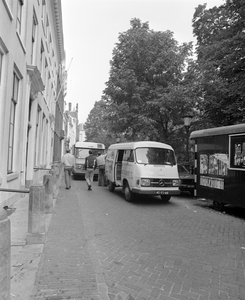 880789 Afbeelding van twee bestelauto's tijdelijk geparkeerd op de Nieuwegracht te Utrecht, ter hoogte van de Hofpoort ...